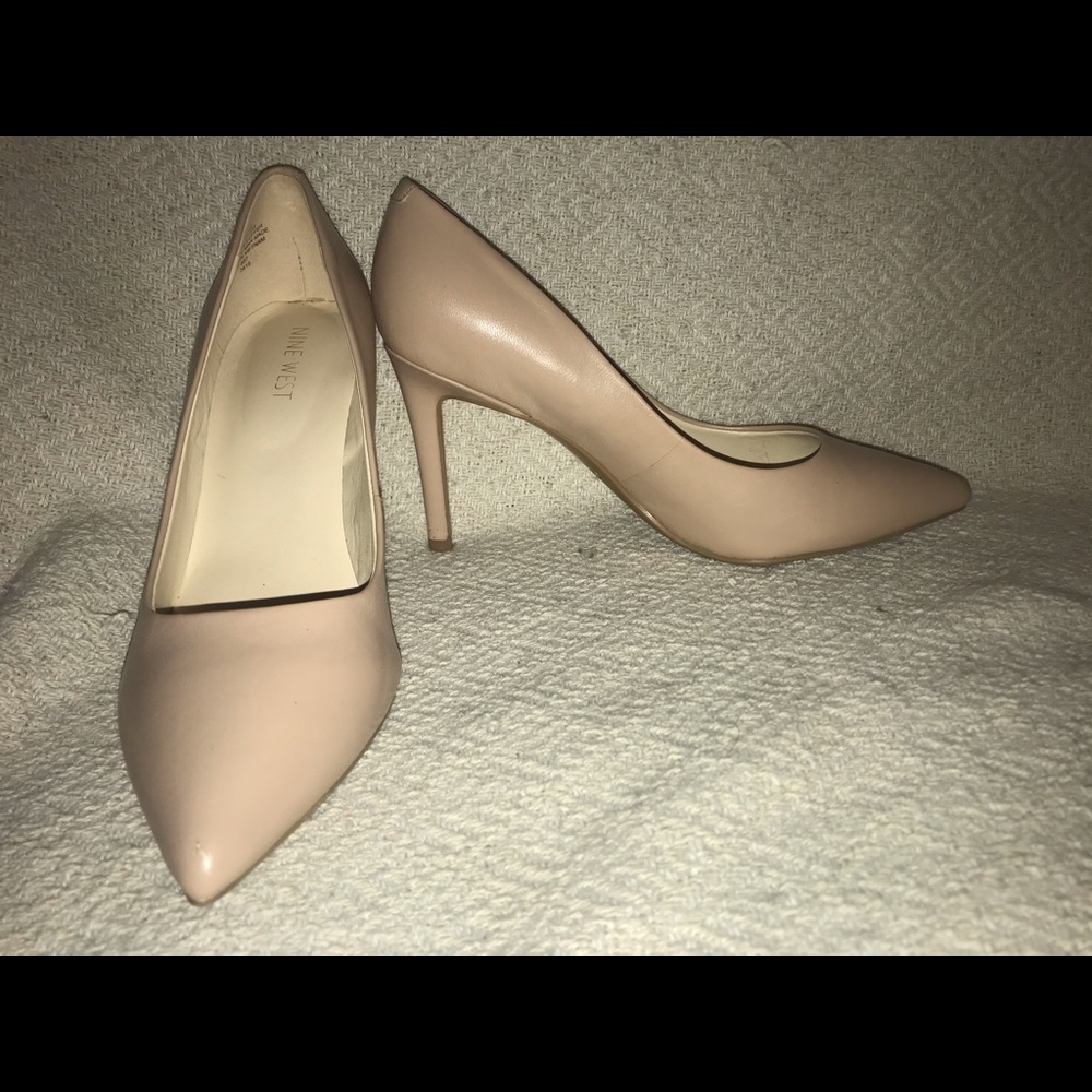 Nine West pointed nude pumps